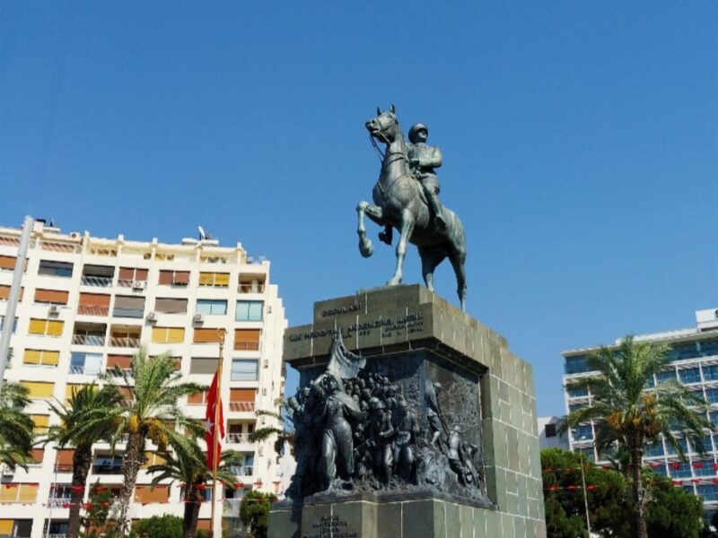 Cumhuriyet Meydanı ve Atatürk Anıtı