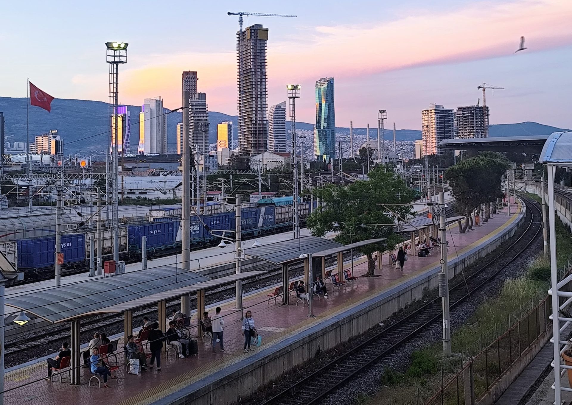 Izmir ; the city where paths cross and where there is diamond